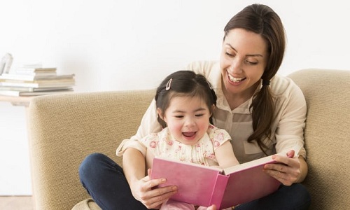 Trẻ sẽ rất hứng thú nếu được vừa học vừa chơi. Ảnh: Momni