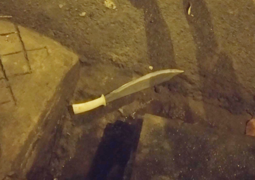 Một con dao tại hiện trường vụ việc. Ảnh: Sơn Hoà.