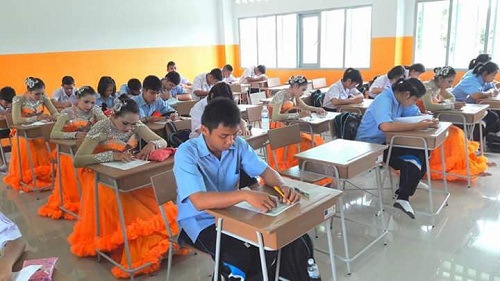 Nhóm nữ sinh mặc váy biểu diễn vào phòng thi. Ảnh: Peramintra Boonchom