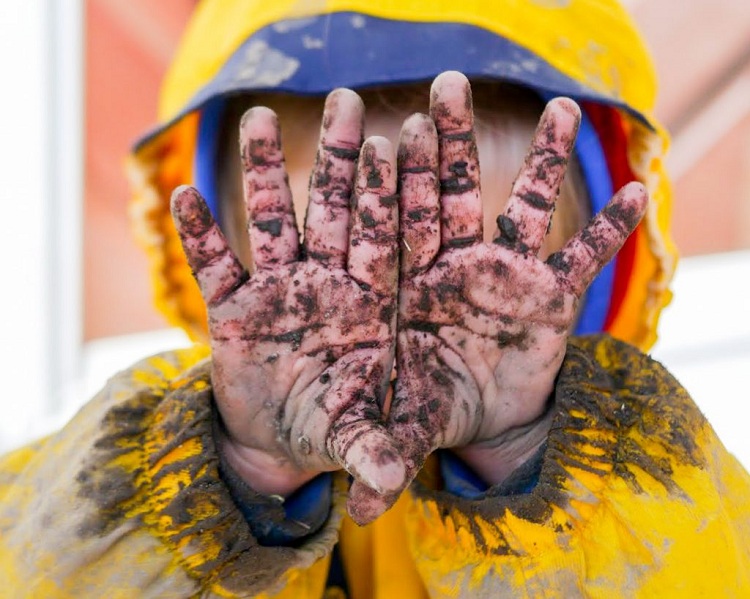 Josée từng ám ảnh với vi khuẩn nhưng đã dần tư duy cởi mở hơn, cho phép con nghịch bẩn. Ảnh: Backwoods Mama