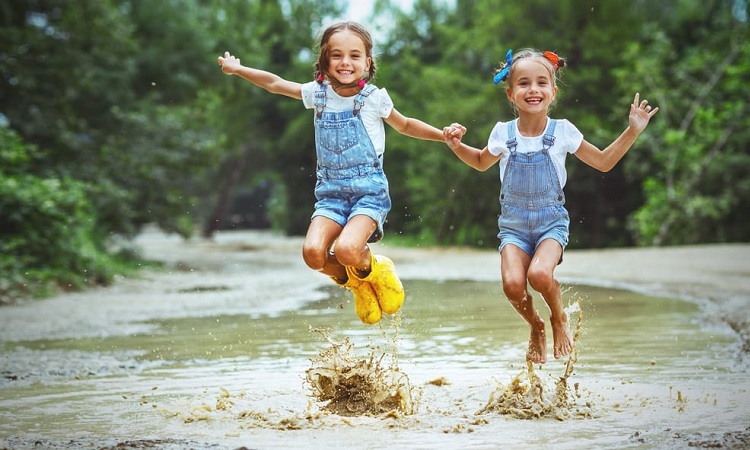 Hoạt động ngoài trời giúp trẻ cảm thấy hạnh phúc. Ảnh: Stroller Envy