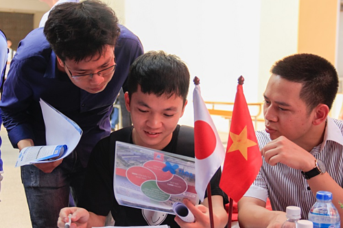 Các sinh viên tham khảo vị trí việc làm của một công ty có vốn đầu tư từ Nhật Bản. Ảnh: Dương Tâm