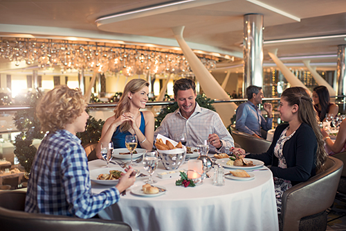 Bữa tối trên tàu là thời điểm bạn nên ăn mặc lịch sự. Ảnh:  Cruise Critic.