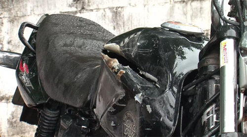 Bình xăng xe máy rách toạc sau va chạm. Ảnh: RPC