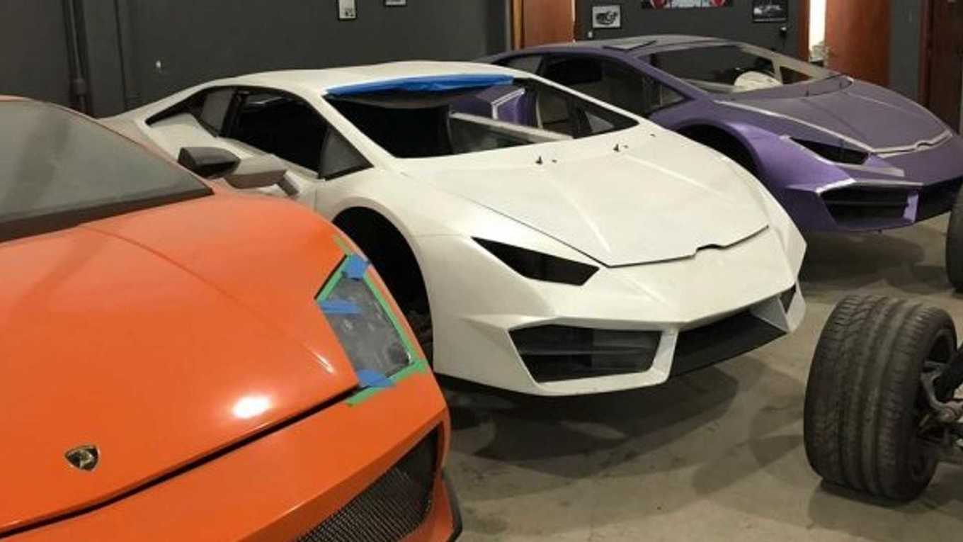 Dàn Lamborghini và Ferrari trong xưởng chuyên chế tạo siêu xe giả