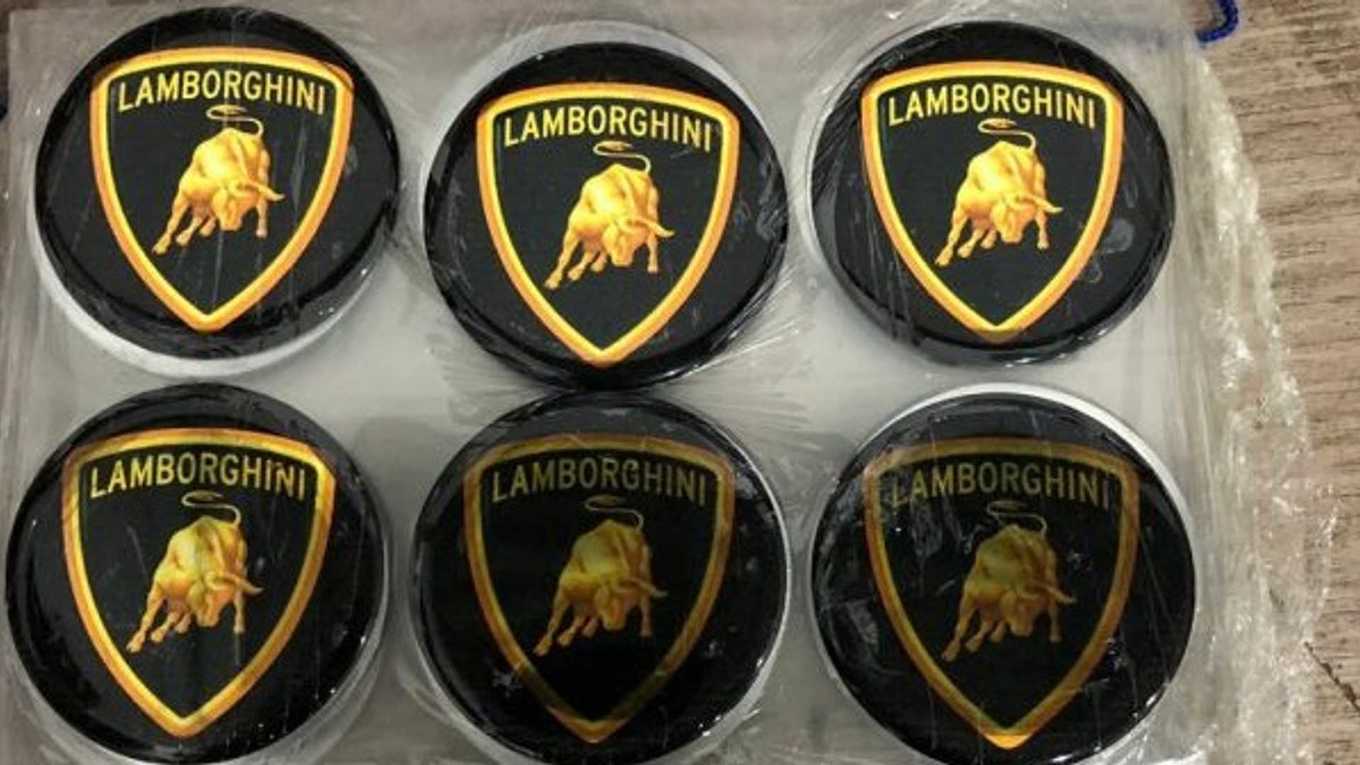 Dàn Lamborghini và Ferrari trong xưởng chuyên chế tạo siêu xe giả