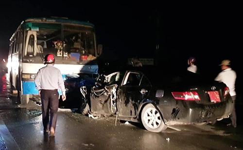 Ôtô bốn chỗ dính chặt trước đầu xe chở công nhân sau cú tông. Ảnh: An Nam.