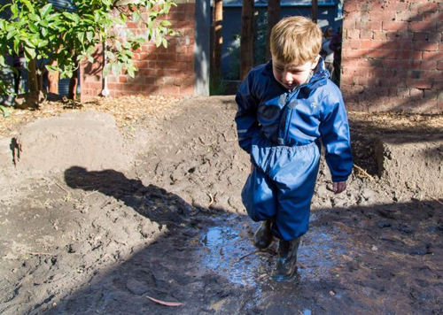 Trẻ em được khuyến khích nghịch bẩn, chơi với đất cát. Ảnh: Danielle Bonica