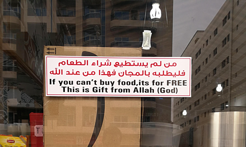 Thông báo gắn trên cửa kính của nhà hàng. Ảnh: Reddit.