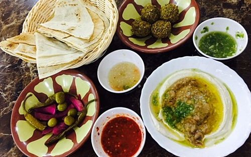 Thực khách có hoàn cảnh khó khăn chỉ cần chọn thức ăn từ menu như bình thường, kèm nước, trà hoặc cà phê miễn phí. Ảnh: Round Menu.