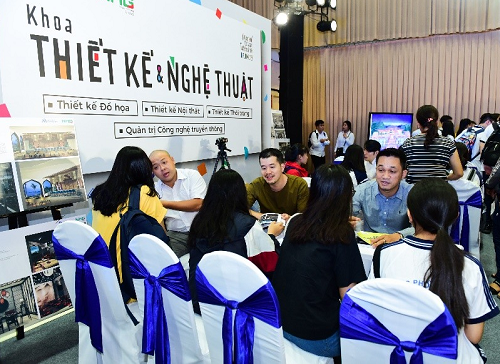 Thí sinh tìm hiểu về phương thức xét tuyển các nhóm ngành Thiết kế tại Đại học Hoa Sen.