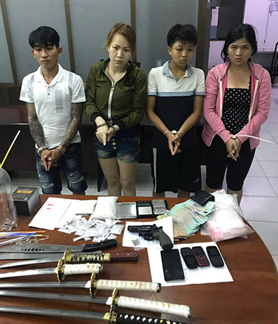 Các nghi can và tang vật. Ảnh: Quốc Thắng.