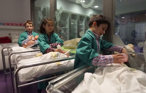 Giá vé vào cho các bạn nhỏ từ 4-14 tuổi là 9 euros ( khoảng 230 nghìn đồng). Trẻ nhỏ hơn và người lớn vẫn được phép vào song sẽ trở thành du khách và không được phép tham gia các công việc.