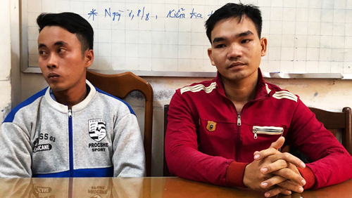 Nguyên (bên trái) và anh rể tại cơ quan công an. Ảnh: Hoàng Hạnh.