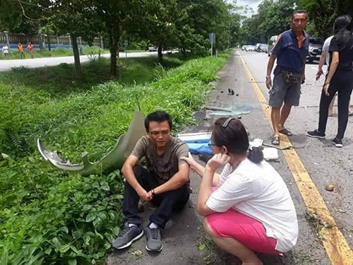 Tài xế (ngồi khoanh tay) chỉ bị xước ở đuôi lông mày bên phải.