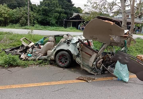 Tài xế vào cua nhanh nên đâm xe vào gốc cây gây tai nạn.