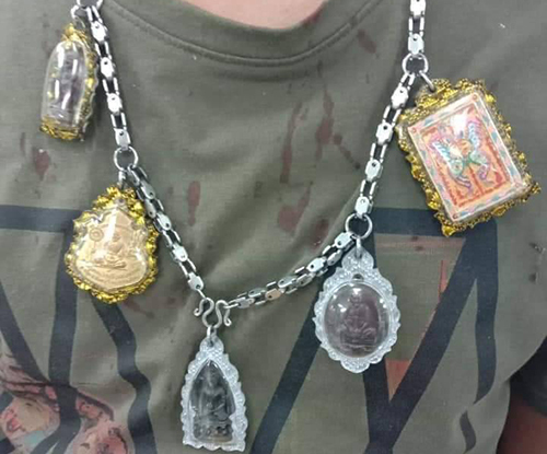 Anh này tin rằng việc đeo vòng có nhiều hình nhà sư đã giúp anh thoát nạn.