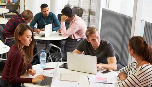 Du học sinh tại Anh. Ảnh: Topuniversities