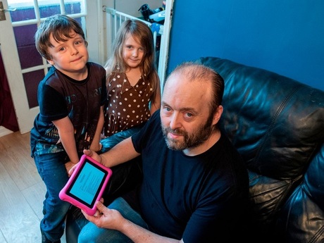 Howard và hai con của mình, Eddison và Loveden. Ảnh: Mirror