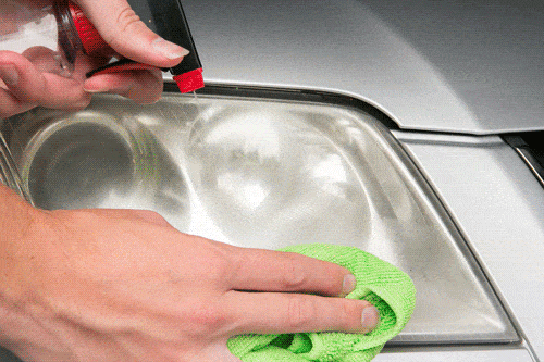 Đèn pha ố vàng làm sạch đơn giản bằng kem đánh răng Đèn pha ố vàng làm sạch đơn giản bằng kem đánh răng