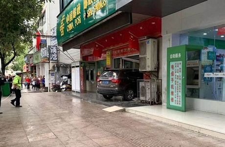 Chiếc SUV bít luôn lối vào đại lý. Ảnh: AsiaWire