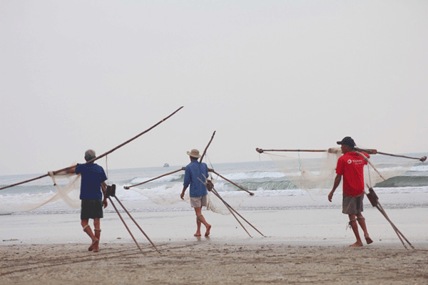 Thử một lần “săn” ruốc biển đặc sản Cửa Lò cùng ngư dân Nghệ An - Ảnh 1.