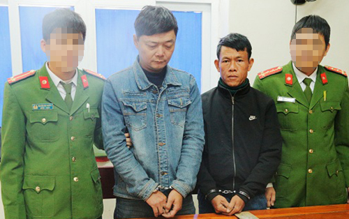 Nghi can Chiến và Thắng (thứ hai và ba từ trái sang) tại cơ quan điều tra. Ảnh: C.A