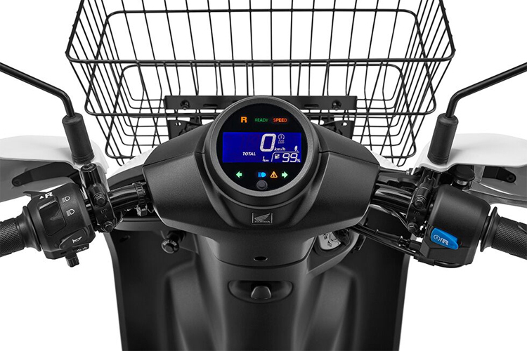 Đồng hồ kỹ thuật số hiển thị đa thông tin, từ tốc độ, quãng đường, mức pin hay xe đang để chân chống. Ảnh: Honda