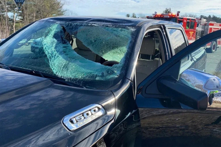Miếng rách lớn ở kính chắn gió chiếc Ram 1500 do miếng băng lớn gây ra. Ảnh: Massachusetts State Police