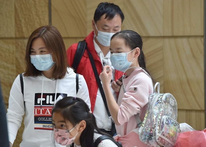 Một gia đình bay từ Vũ Hán đến sây bay Sydney, Australia hồi cuối tháng 1. Ảnh: AFP