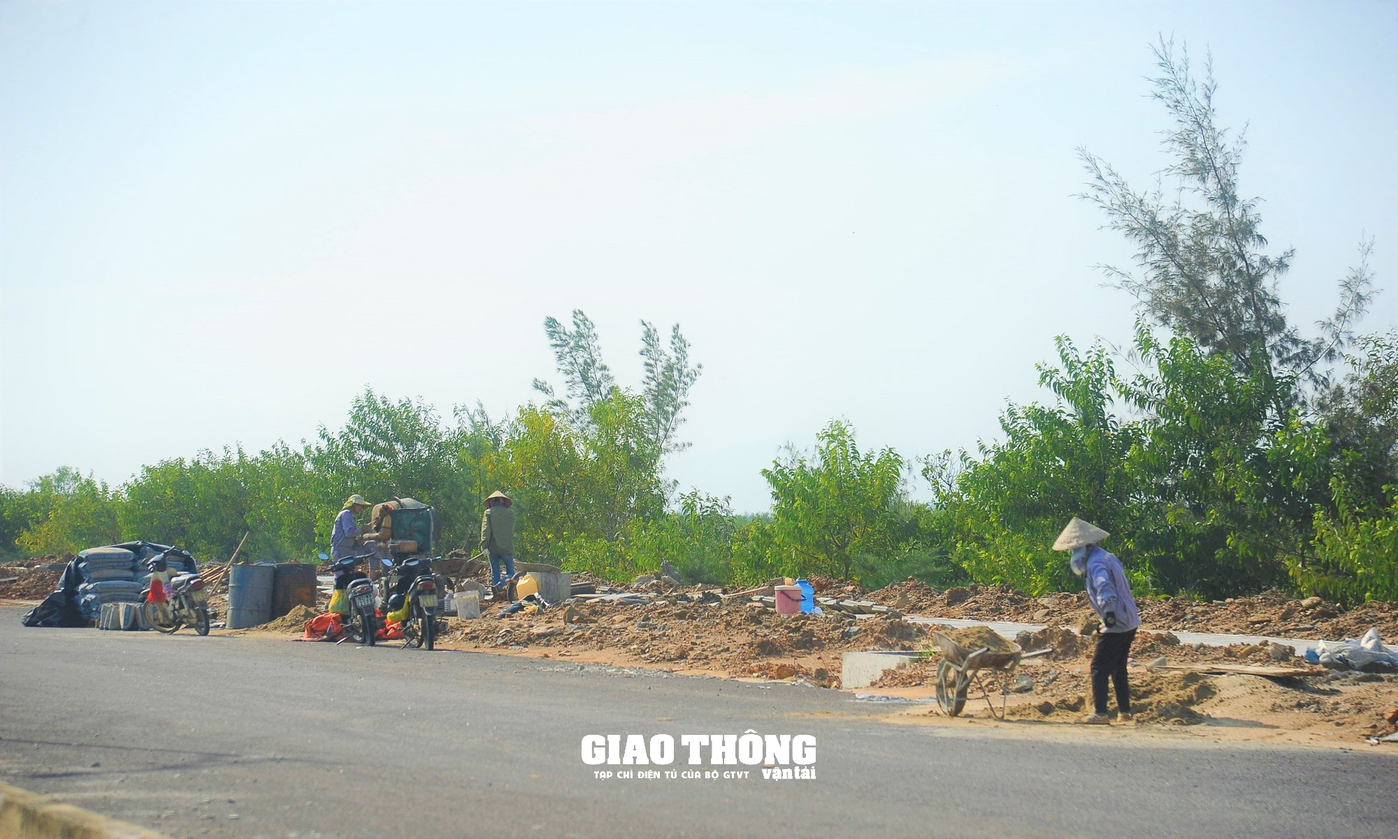 Nhà thầu tăng tốc, tăng ca thi công, bù tiến độ sau mưa lũ - Ảnh 6.