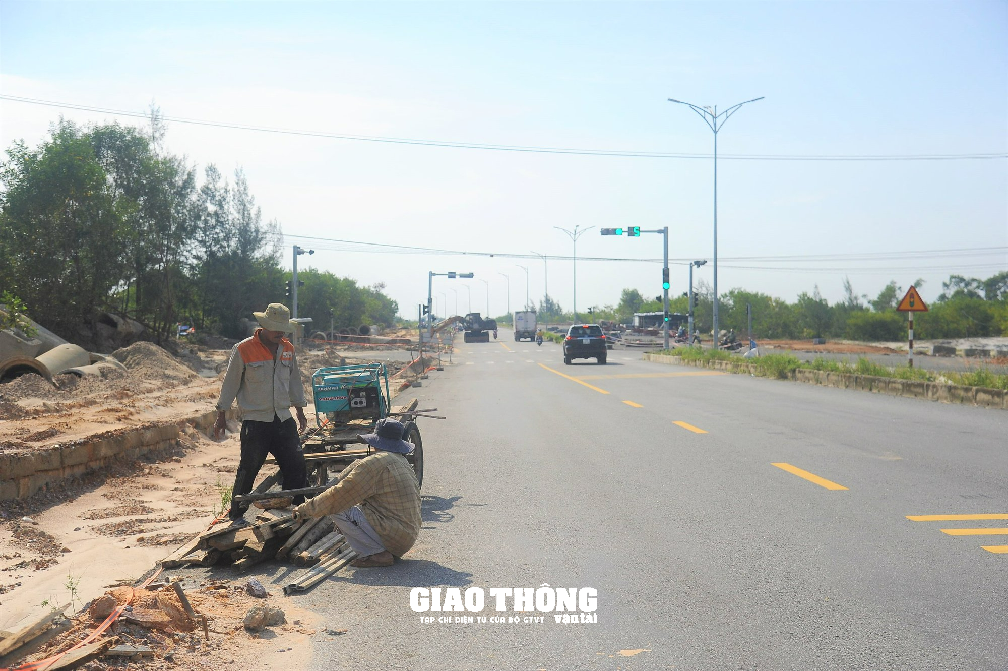 Nhà thầu tăng tốc, tăng ca thi công, bù tiến độ sau mưa lũ - Ảnh 8.