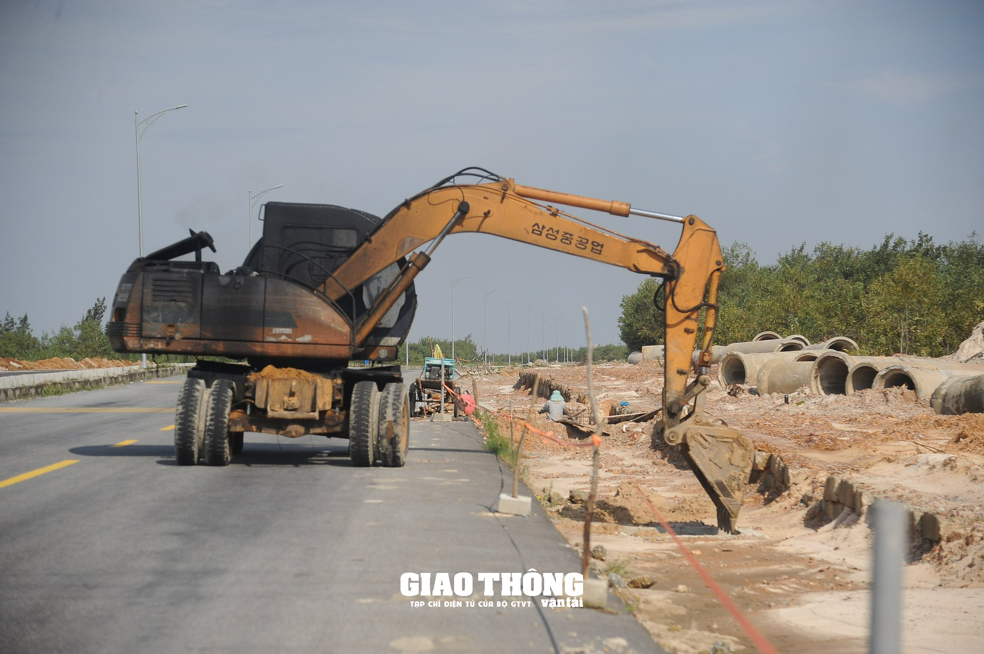 Nhà thầu tăng tốc, tăng ca thi công, bù tiến độ sau mưa lũ - Ảnh 9.