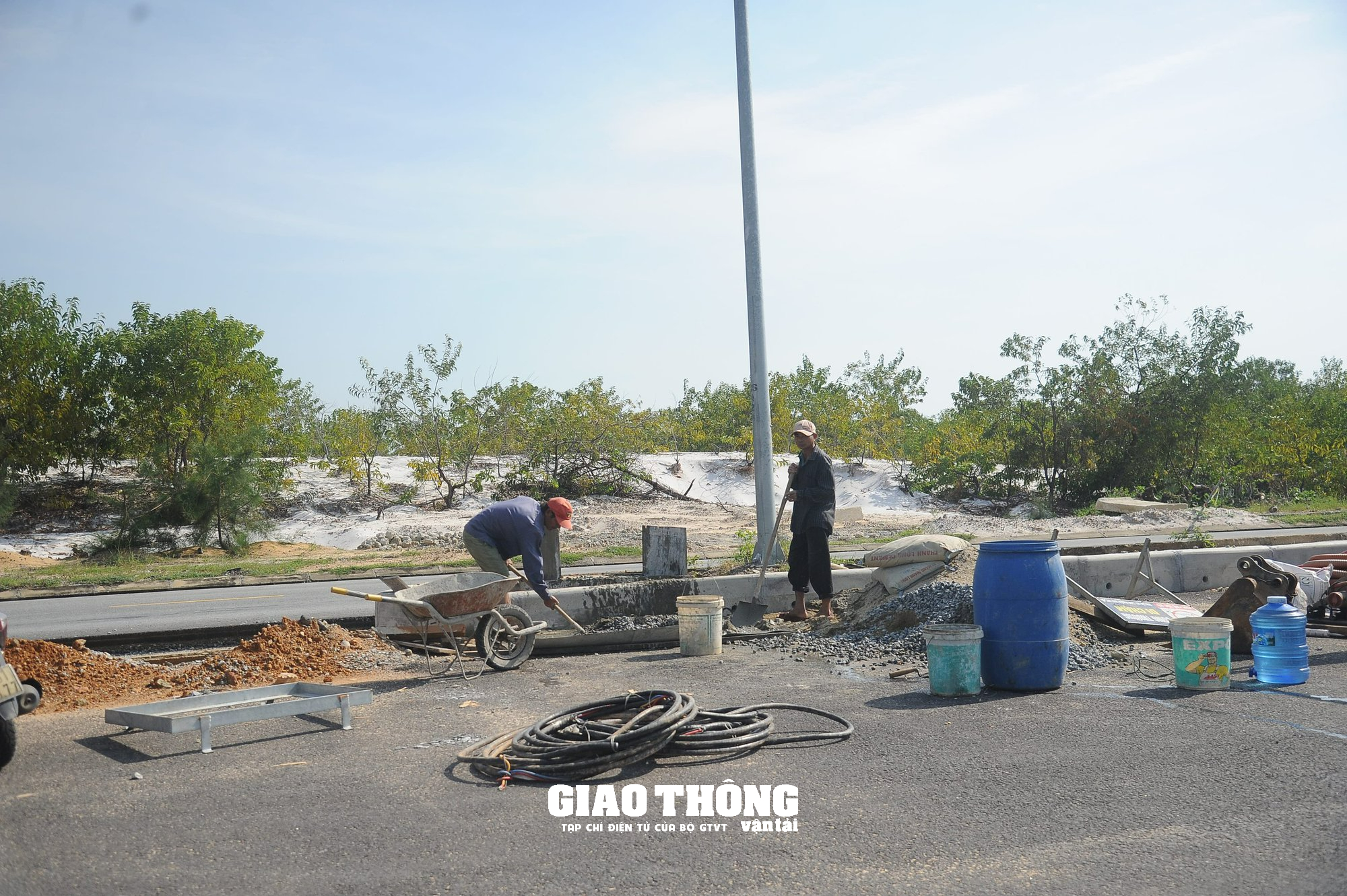 Nhà thầu tăng tốc, tăng ca thi công, bù tiến độ sau mưa lũ - Ảnh 10.