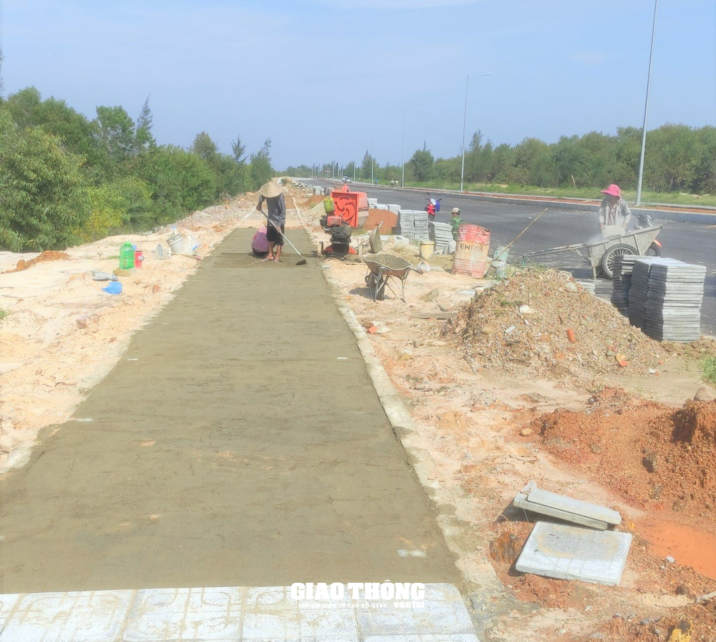 Nhà thầu tăng tốc, tăng ca thi công, bù tiến độ sau mưa lũ - Ảnh 13.