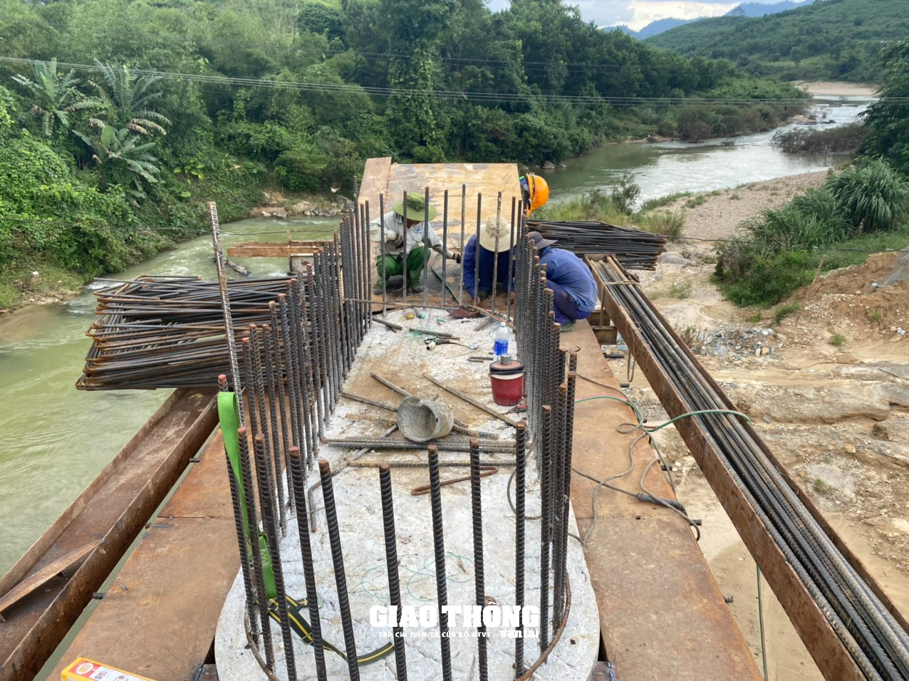 Nhà thầu tăng tốc, tăng ca thi công, bù tiến độ sau mưa lũ - Ảnh 2.