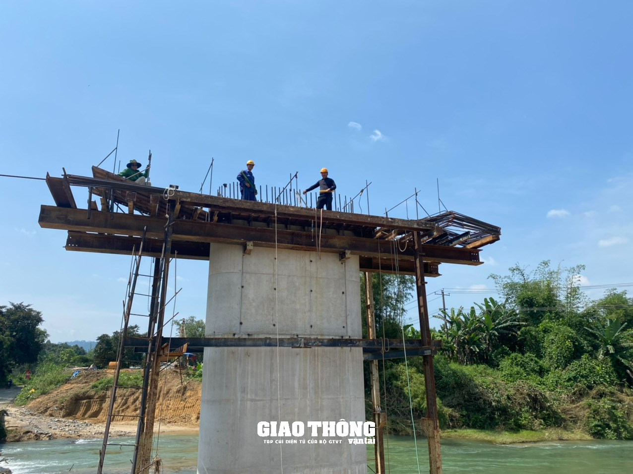 Nhà thầu tăng tốc, tăng ca thi công, bù tiến độ sau mưa lũ - Ảnh 5.