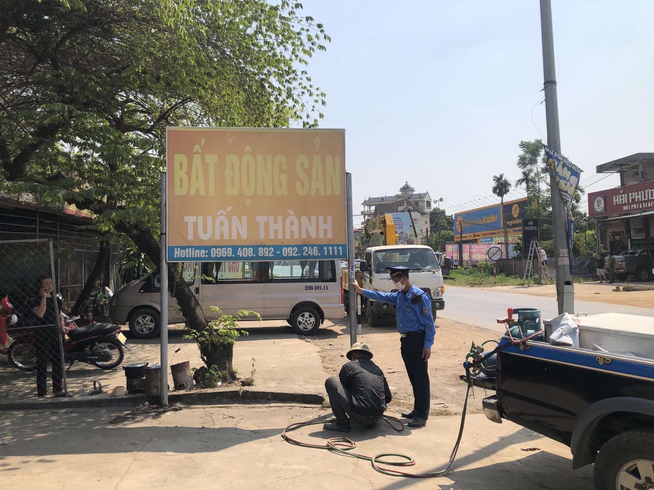 Hà Nội: Sẽ giải tỏa vi phạm lấn chiếm lòng đường, vỉa hè trên tuyến đường Hồ Chí Minh và Quốc lộ 21A - Ảnh 1.