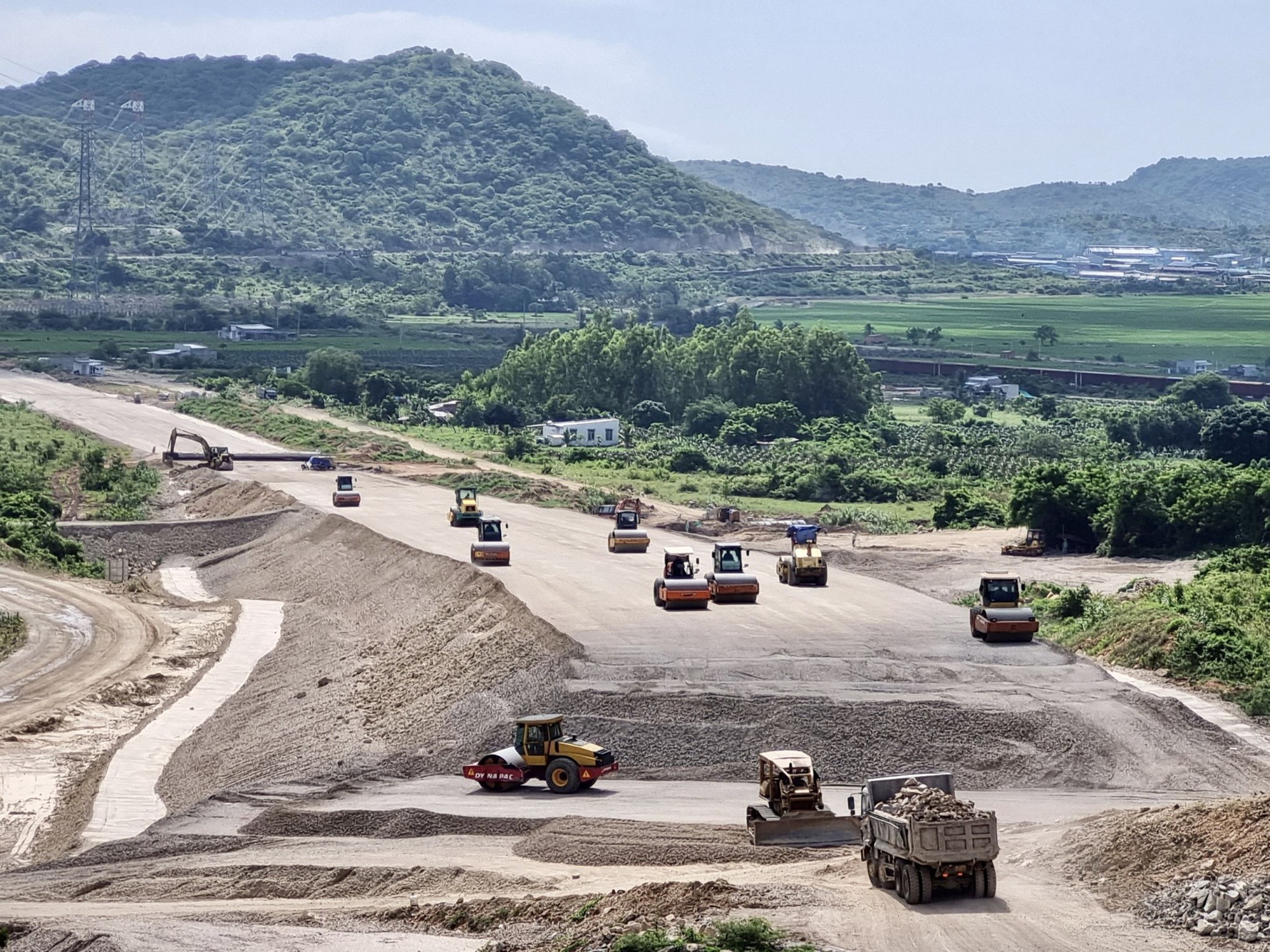 Nhiều dự án cao tốc “đói” vật liệu đắp nền đường - Ảnh 1.