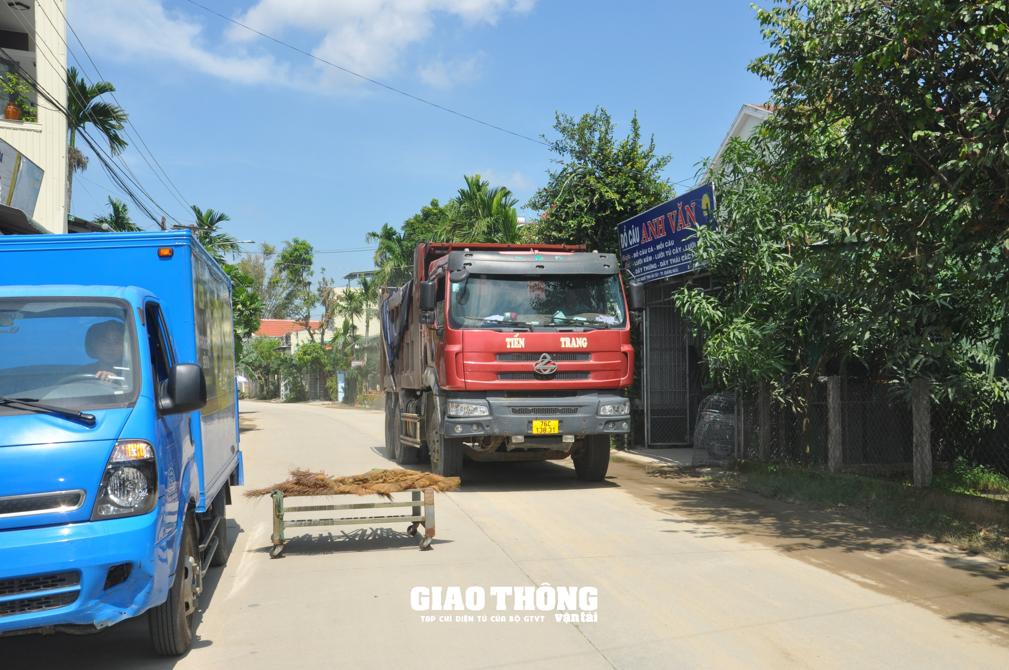 Cận cảnh bãi tập kết cát trái phép "khủng", lãnh đạo xã nói chỉ có 5-7 xe? - Ảnh 5.