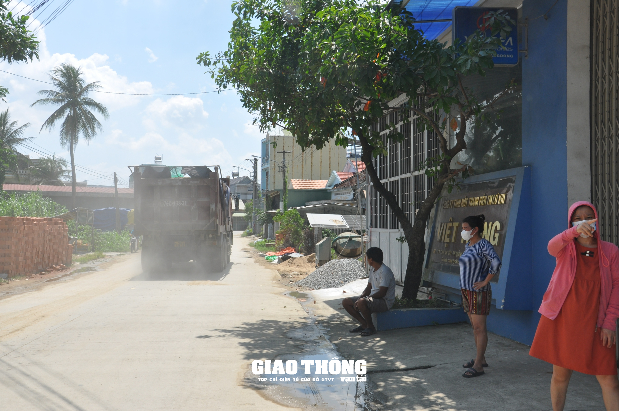 Cận cảnh bãi tập kết cát trái phép "khủng", lãnh đạo xã nói chỉ có 5-7 xe? - Ảnh 6.