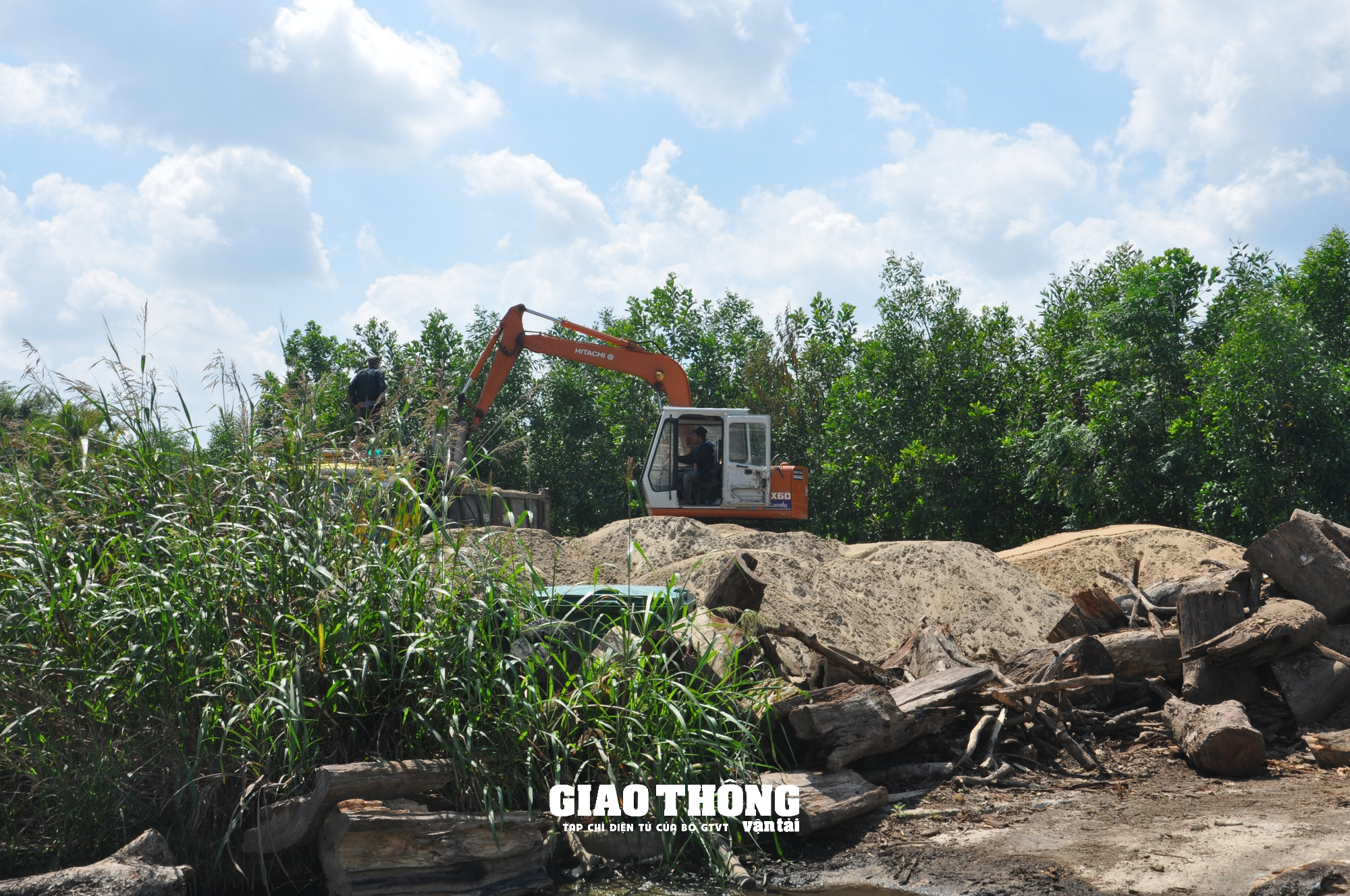 Cận cảnh bãi tập kết cát trái phép "khủng", lãnh đạo xã nói chỉ có 5-7 xe? - Ảnh 8.