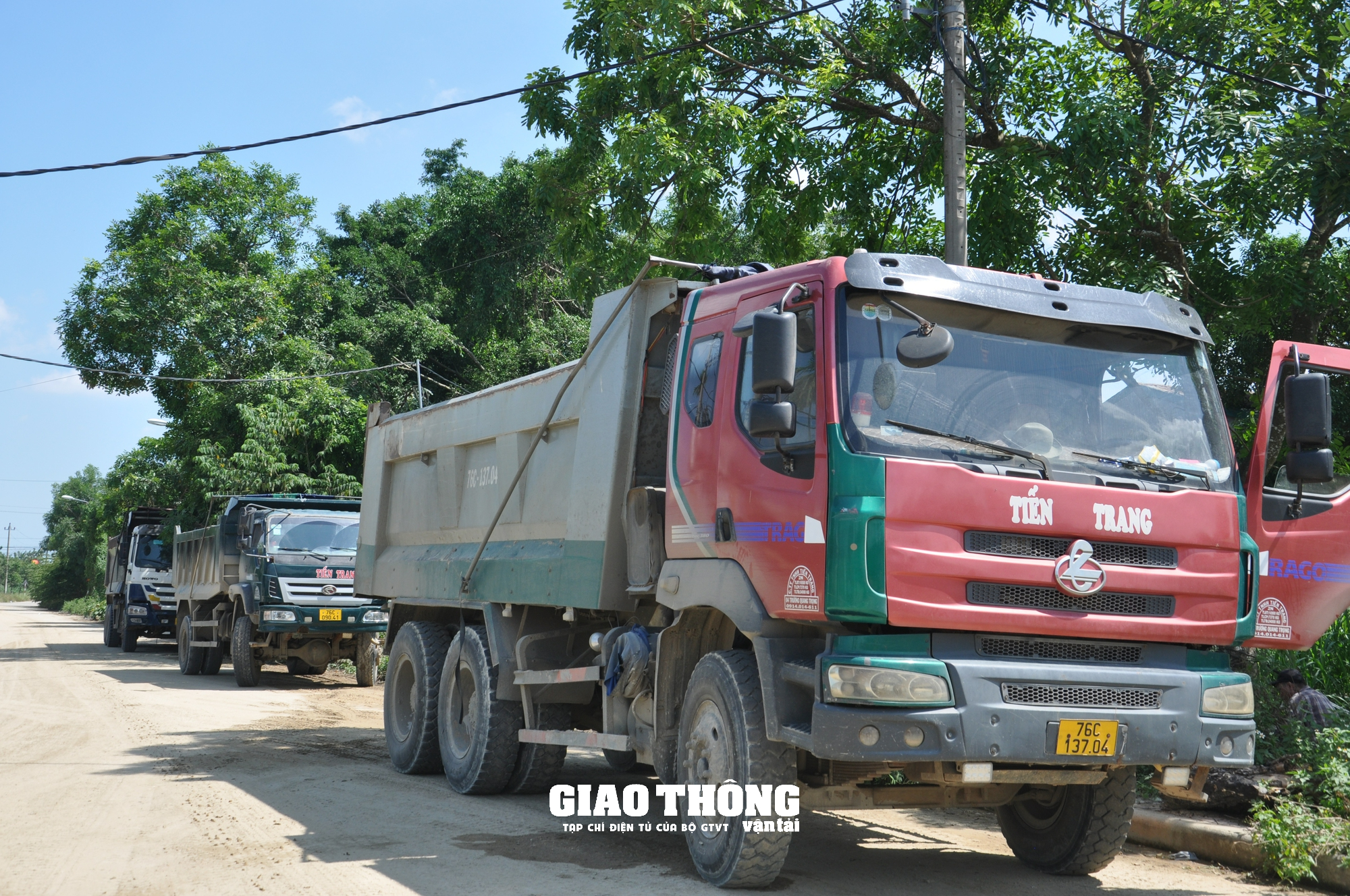 Cận cảnh bãi tập kết cát trái phép "khủng", lãnh đạo xã nói chỉ có 5-7 xe? - Ảnh 9.