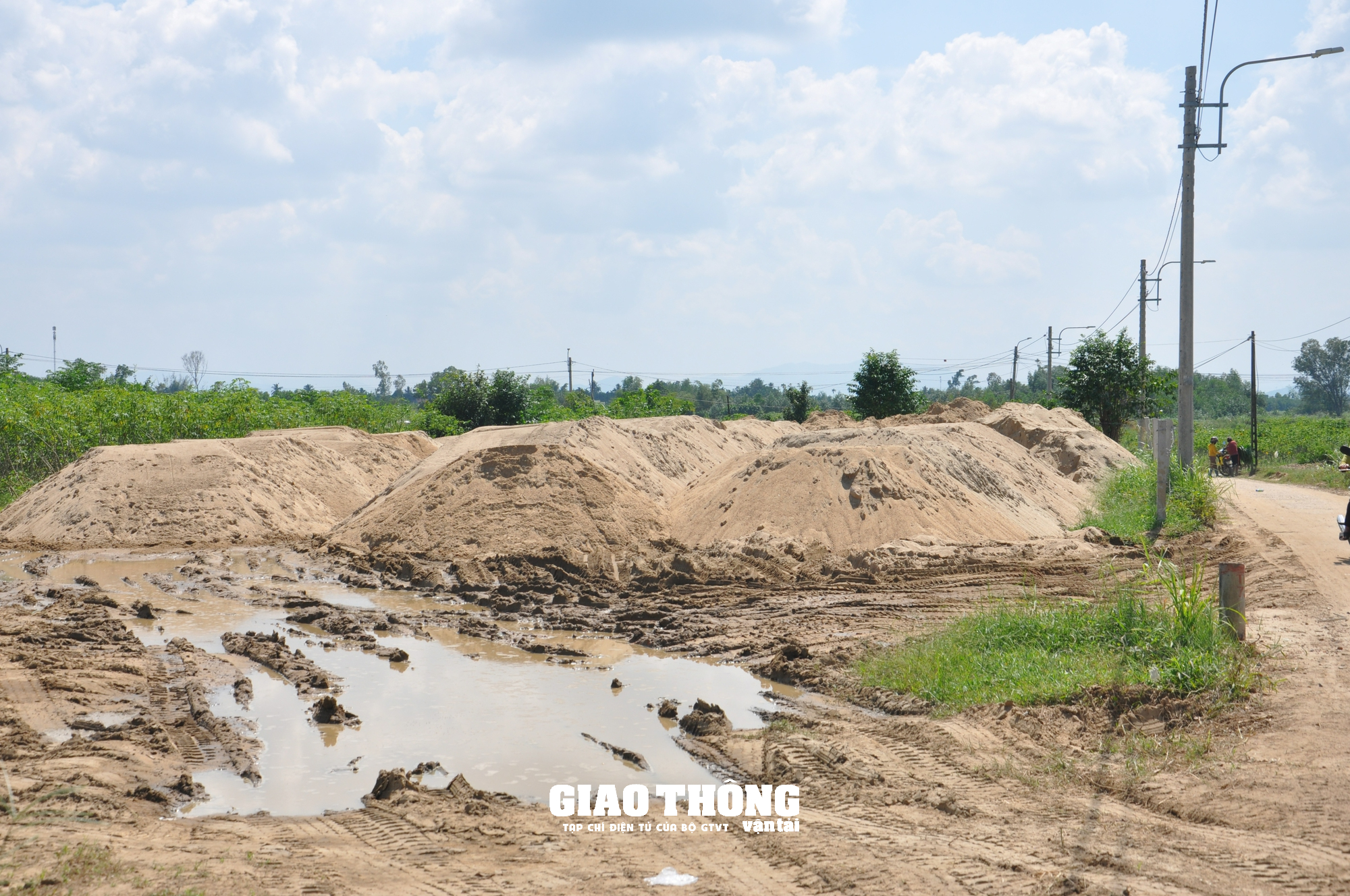 Cận cảnh bãi tập kết cát trái phép "khủng", lãnh đạo xã nói chỉ có 5-7 xe? - Ảnh 13.