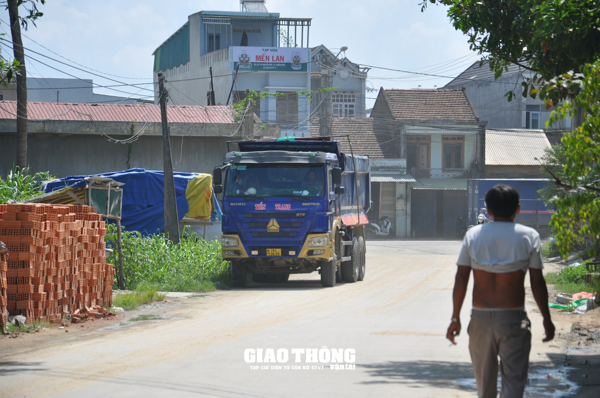 Cận cảnh bãi tập kết cát trái phép "khủng", lãnh đạo xã nói chỉ có 5-7 xe? - Ảnh 15.