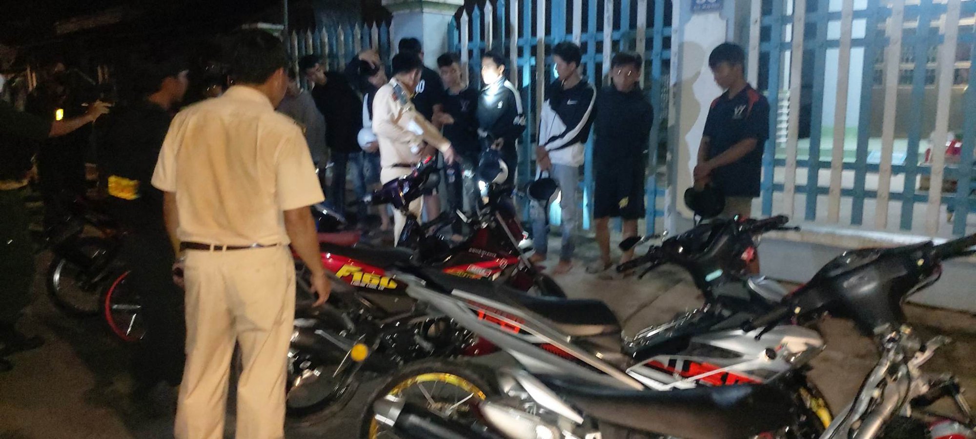 Cận cảnh cảnh sát "Mật phục" vây bắt nhóm quái xế trên tuyến QL1 - Ảnh 1.