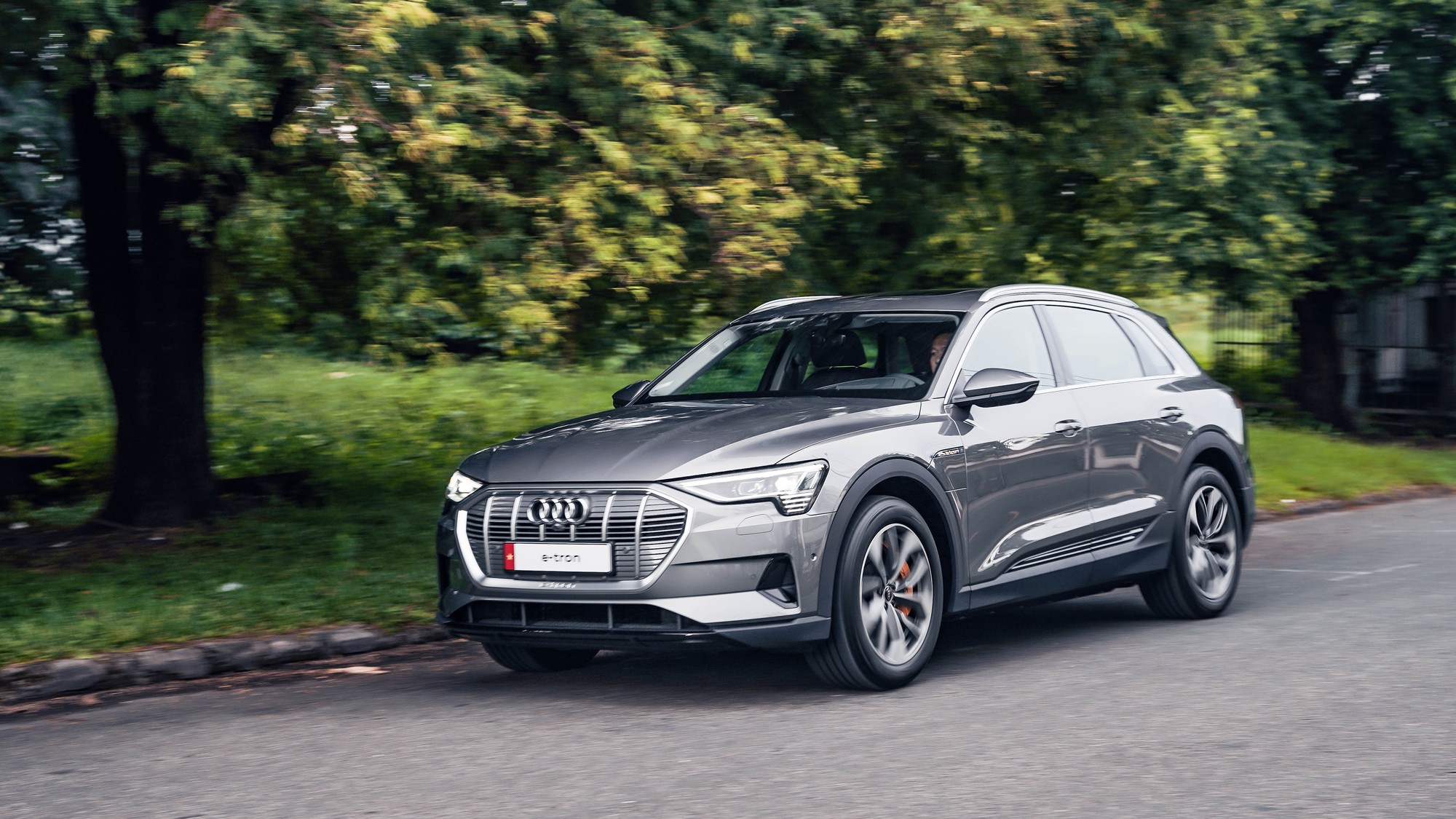 Xe điện Audi e-tron SUV quattro bất ngờ trình làng, giá từ 2,97 tỷ đồng - Ảnh 2. Xe điện Audi e-tron SUV quattro bất ngờ trình làng, giá từ 2,97 tỷ đồng - Ảnh 2.