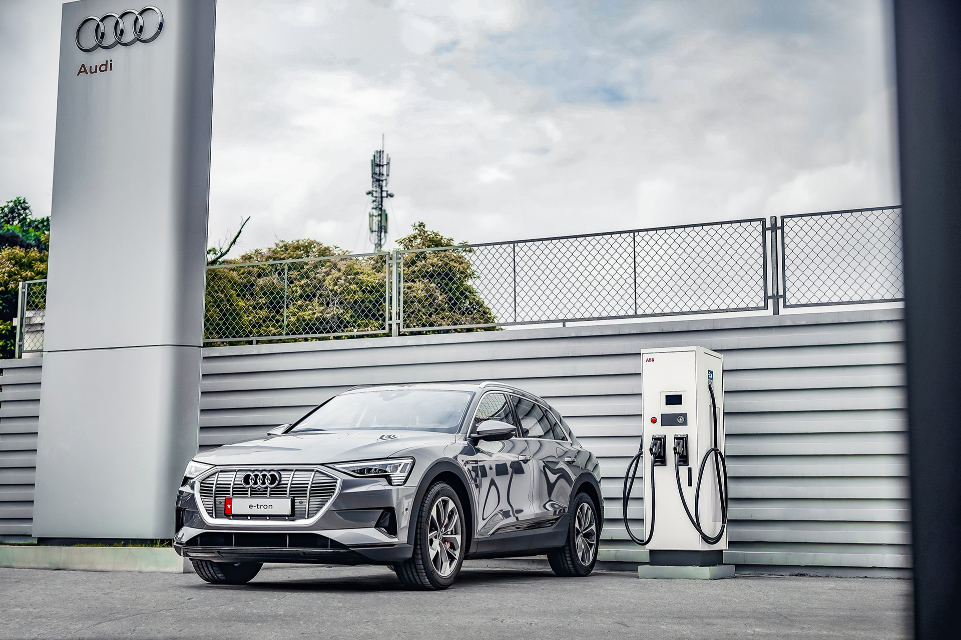 Xe điện Audi e-tron SUV quattro bất ngờ trình làng, giá từ 2,97 tỷ đồng - Ảnh 4. Xe điện Audi e-tron SUV quattro bất ngờ trình làng, giá từ 2,97 tỷ đồng - Ảnh 4.