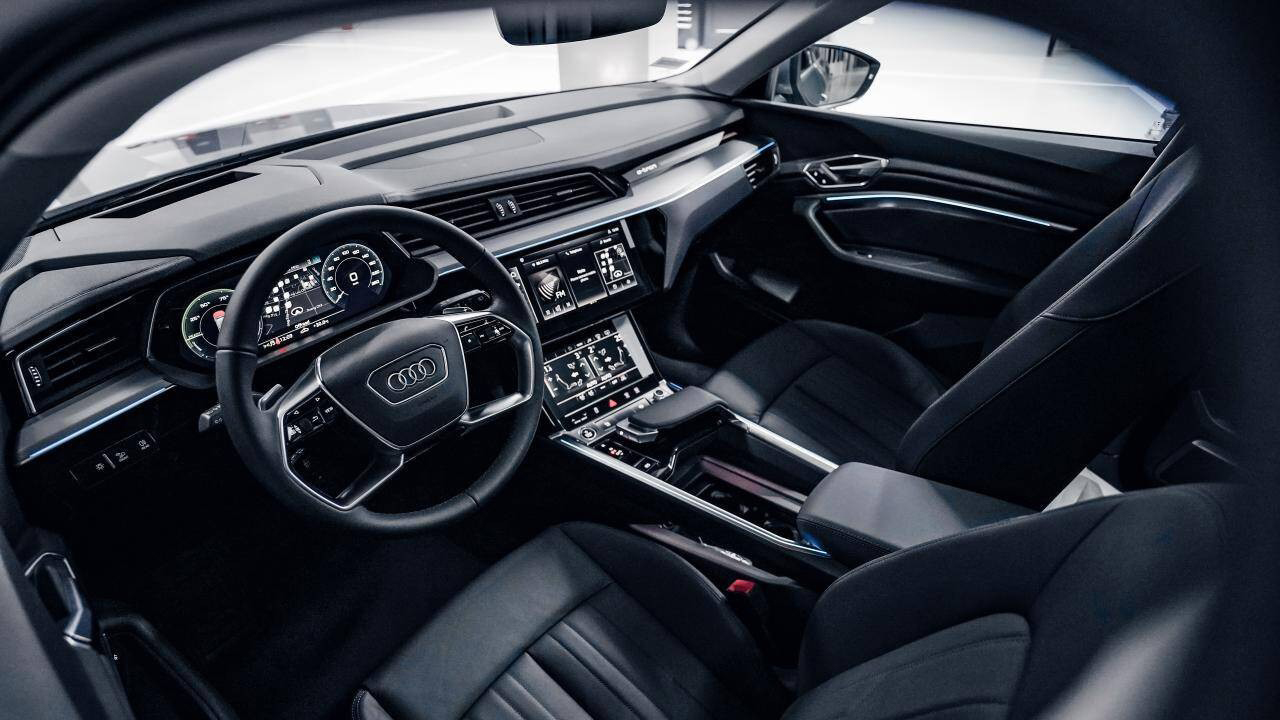 Xe điện Audi e-tron SUV quattro bất ngờ trình làng, giá từ 2,97 tỷ đồng - Ảnh 3. Xe điện Audi e-tron SUV quattro bất ngờ trình làng, giá từ 2,97 tỷ đồng - Ảnh 3.