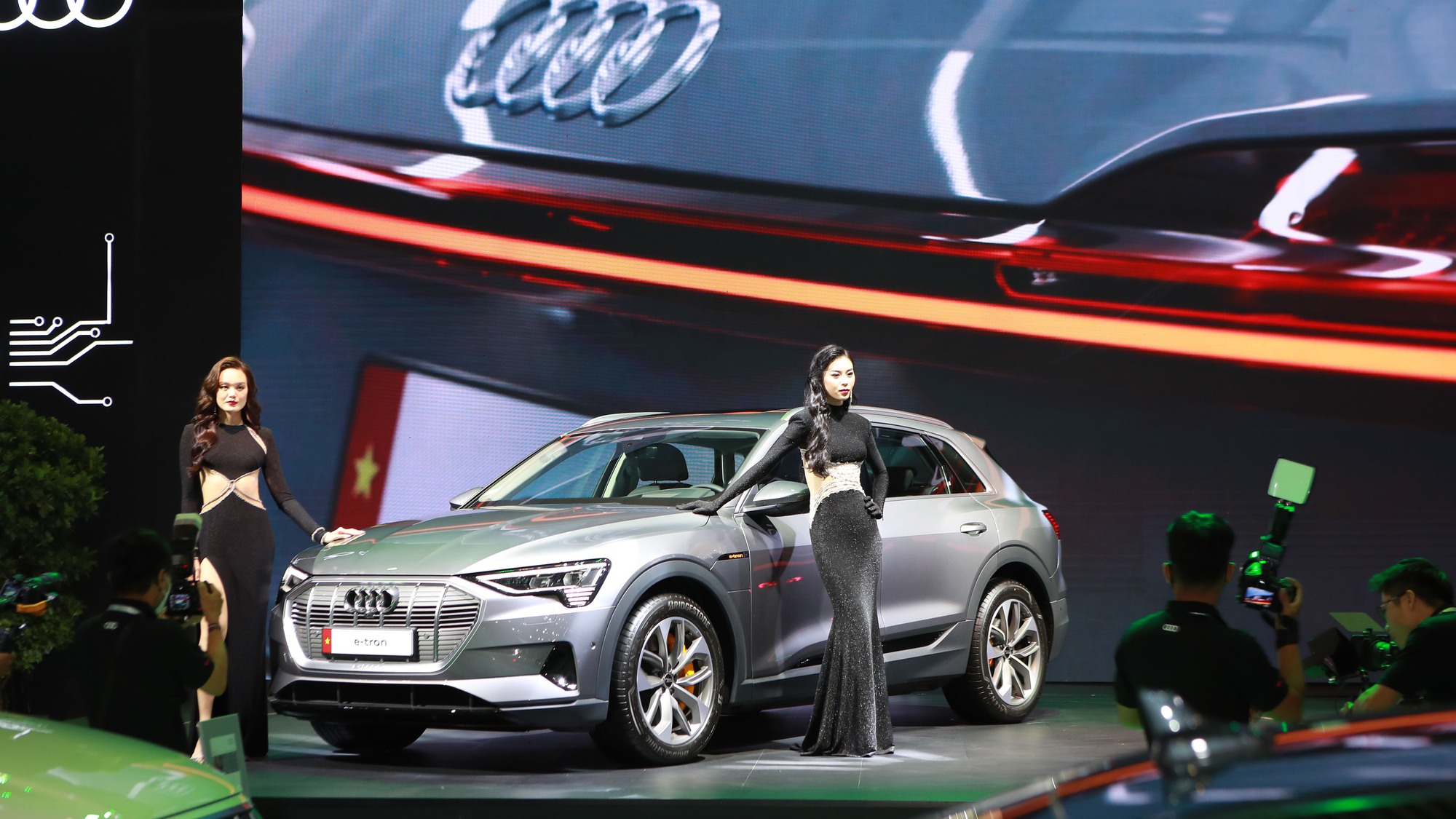 Xe điện Audi e-tron SUV quattro bất ngờ trình làng, giá từ 2,97 tỷ đồng - Ảnh 1. Xe điện Audi e-tron SUV quattro bất ngờ trình làng, giá từ 2,97 tỷ đồng - Ảnh 1.